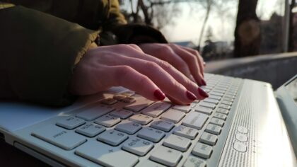 Kaip ekranų šviesa sendina rankų odą greičiau nei manome? Ką galime pakeisti kasdien