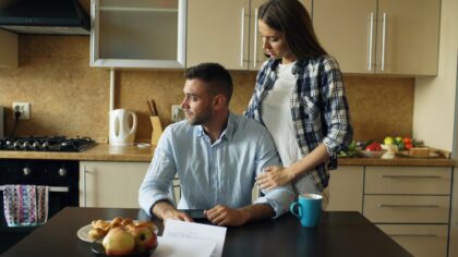 Kaip kalbėti apie pinigus šeimoje be barnio? Žemiški patarimai kasdienei ramybei