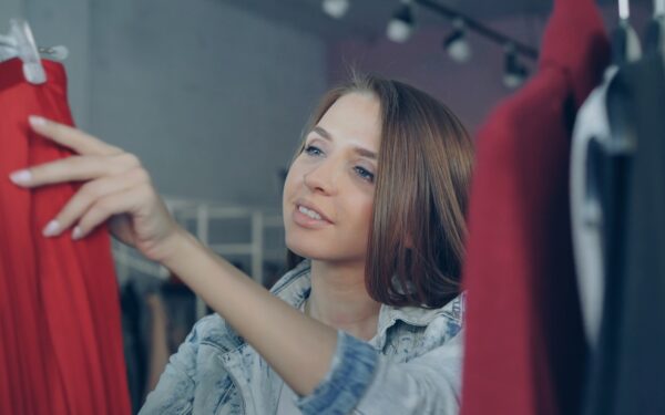 Kaip kiekvieną rytą apsirengti per 5 minutes? Paprasti stiliaus sprendimai be streso