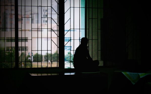 Kaip nebebijoti tylių vakarų vienumoje? Žemiškas pokalbis apie buvimą su savimi
