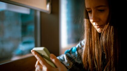 Kaip nustoti nuolat lyginti savo gyvenimą su kitų? Ramus žvilgsnis į kasdienį spaudimą