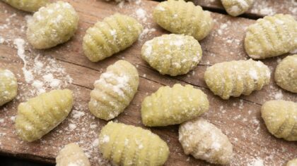 Kaip pasigaminti naminius gnocchi iš virtų bulvių likučių? Taupūs pietūs be atliekų