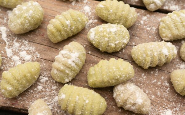 Kaip pasigaminti naminius gnocchi iš virtų bulvių likučių? Taupūs pietūs be atliekų