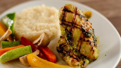 Kaip per 30 minučių pasigaminti sočius pietus iš vištienos? Paprasti deriniai be brangių ingredientų
