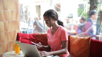 Kaip saugiai naudoti viešą Wi-Fi? Paprasti sprendimai, kurie gali apsaugoti jūsų paskyras