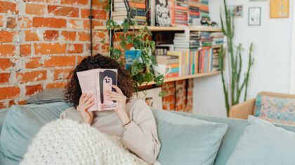 Kaip skaityti lėčiau, bet įsiminti daugiau? Knygų patyrimo įpročiai, keičiantys skaitymą