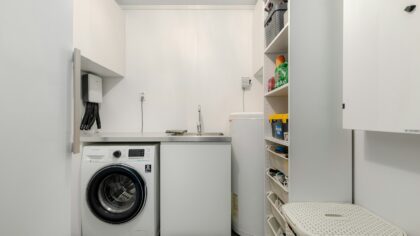 Kaip sukurti patogų ir tvarkingą skalbinių kampą namuose? Idėjos be kapitalinio remonto