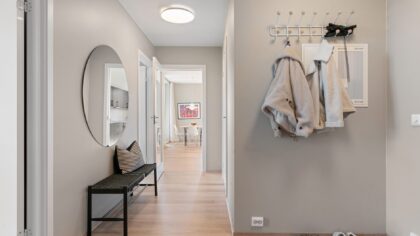 Kaip susidėlioti batų laikymą koridoriuje? Idėjos, kurios padeda išvengti kasdienio chaoso