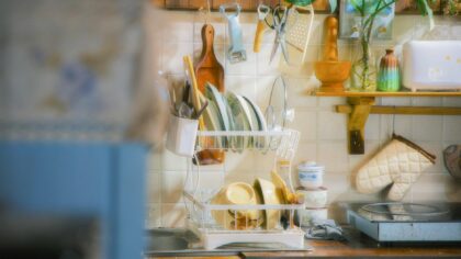 Kaip sutvarkyti atviroms lentynoms nustojus kelti chaosą? Paprasti žingsniai jaukesniems namams