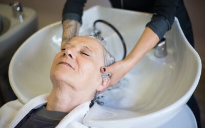 Kaip švelni galvos odos mankšta veikia plaukus ir nervų sistemą? Ramus ritualas kasdienai
