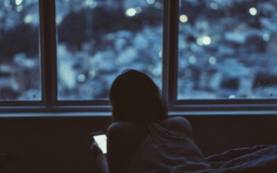 Kaip telefonas tyliai gadina odą ir miegą? Paprasti žingsniai, kurie grąžina ramybę