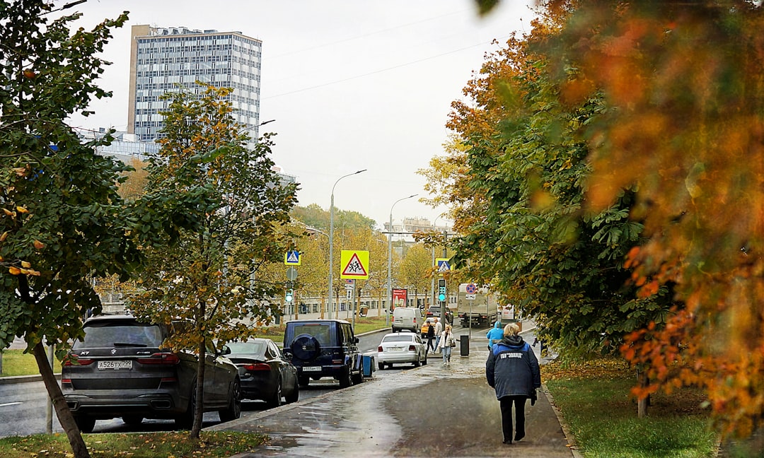 Kaip „tylioji prabanga“ keičia lietuvių stilių? Naujas požiūris į garderobą ir pirkimo įpročius