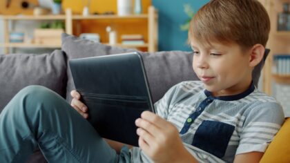 Kaip valdyti vaikų ekranų laiką be pykčių? Technologiniai sprendimai tėvams namuose