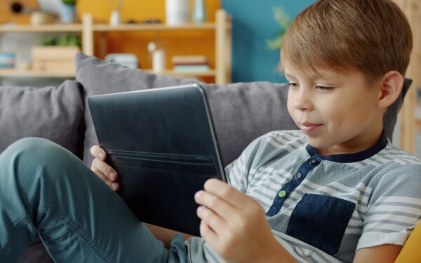 Kaip valdyti vaikų ekranų laiką be pykčių? Technologiniai sprendimai tėvams namuose