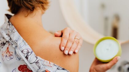 Kaip vasarą išvengti odos išsausėjimo? Paprasti žingsniai, kuriuos verta pradėti jau dabar