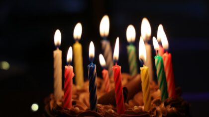 Kodėl dalis žmonių vengia gimtadienių ir švenčių? Kaip elgtis, kai nesinori švęsti