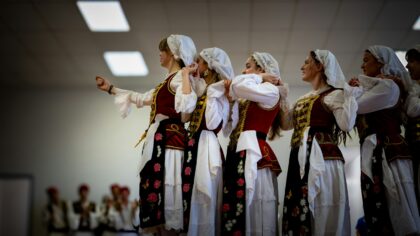 Ar folkloro vakarai dar gali sudominti jaunimą? Naujai atrandamos dainos, šokiai ir bendrystė