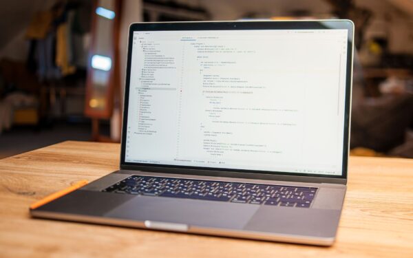Ar tikrai reikia nuolat atnaujinti programas kompiuteryje? Praktinis paaiškinimas be techninio žargono