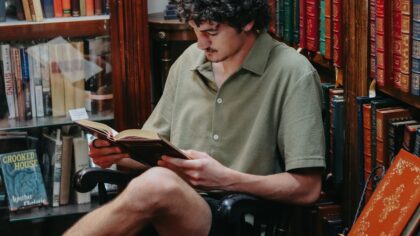 Ką šiandien skaito paaugliai? Lietuvių jaunimo literatūra tarp telefonų ekranų ir klasikos lentynų