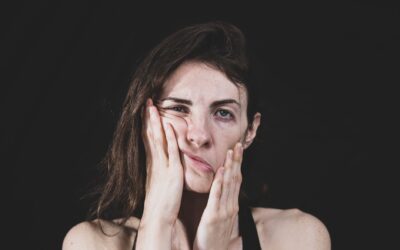 Kaip atpažinti „užspaustą grožį“? 7 tylūs emocinės įtampos ženklai veide ir kūne
