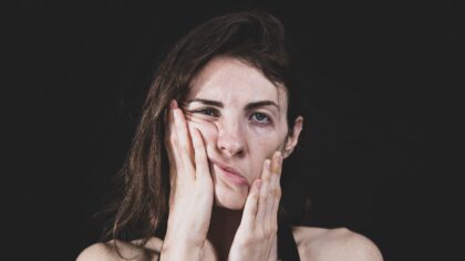 Kaip atpažinti „užspaustą grožį“? 7 tylūs emocinės įtampos ženklai veide ir kūne