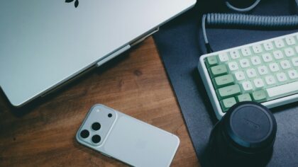 Kaip rankų odą keičia nuolatinis telefonų ir kompiuterių naudojimas? Ženklai, kurių dažnai nepastebime