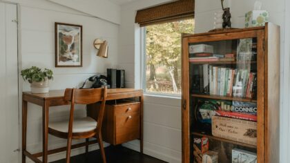 Kaip sukurti ramią darbo vietą namuose be didelių išlaidų? Idėjos, kurios padeda susikaupti