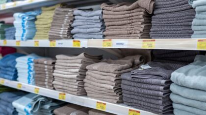 Kaip suvaldyti rankšluosčių ir patalynės kalnus? Realistiška sistema tvarkingam namų skalbiniui