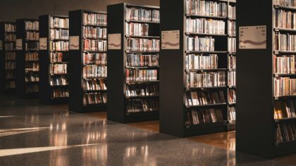Kodėl vis daugiau knygų grįžta į regionų bibliotekas? Ramus kultūros atgimimas tarp lentynų