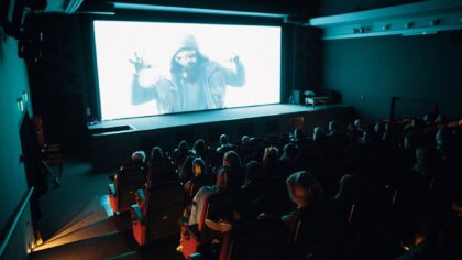 Ar dar įmanoma žiūrėti filmą be telefono? Ką pamirštame kino salėje