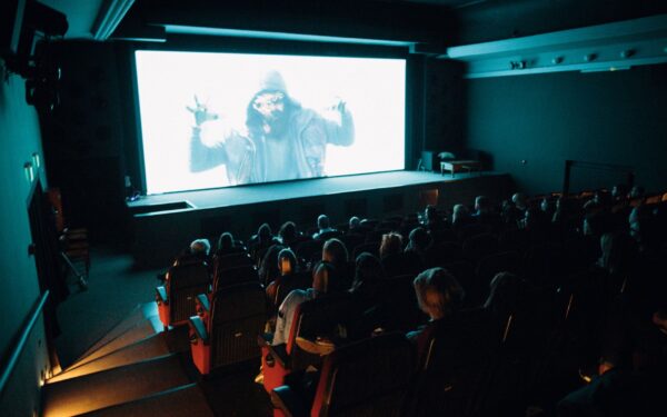 Ar dar įmanoma žiūrėti filmą be telefono? Ką pamirštame kino salėje