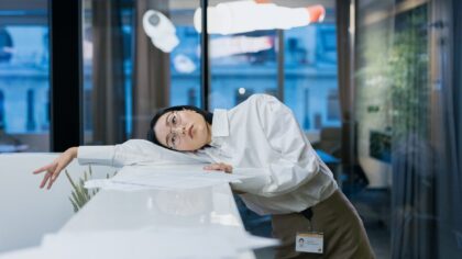 Kaip išlikti ramiems darbo dienos viduryje? 5 minučių emocinės higienos praktikos biure