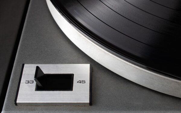 Kaip keičiasi kasetės ir vinilai? Muzikos formatų sugrįžimas, kuris stebina net melomanus