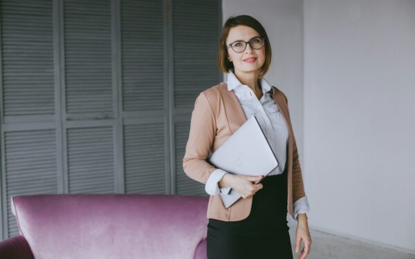 Kaip rengtis biurui po pandemijos? Šiuolaikinio darbo stiliaus kryptys be griežto kodo