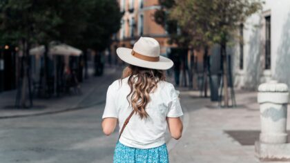 Kaip susidėlioti kapsulinį garderobą vasarai mieste? Idėjos lengvesniam rytui ir spintai