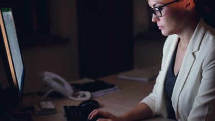 Kodėl po darbo skauda akis ir galvą? Paprasti akių poilsio pratimai kasdienai