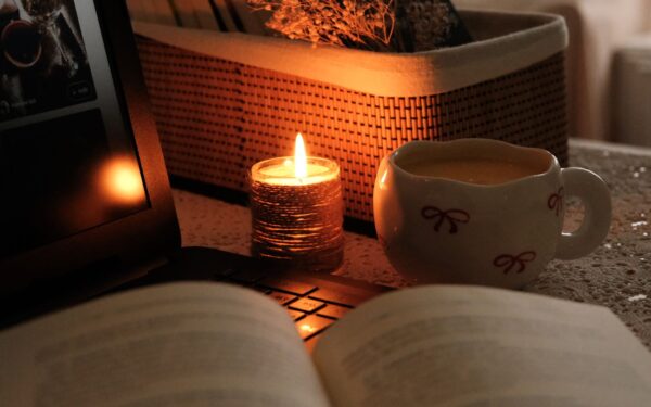 Kokį vakaro ritualą tyliai renkasi jūsų Zodiako ženklas? Maži kasdieniai būdai nurimti