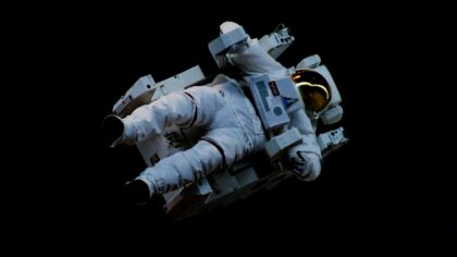 Ką iš tikrųjų slepia miegojimas kosmose? Neįprasti faktai apie astronautų naktis orbitoje