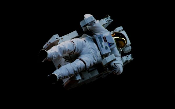 Ką iš tikrųjų slepia miegojimas kosmose? Neįprasti faktai apie astronautų naktis orbitoje