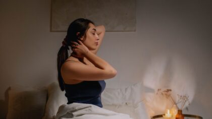 Kaip 3 minučių įtampos „nusipurtymas“ atpalaiduoja kūną? Paprastas pratimas prieš miegą