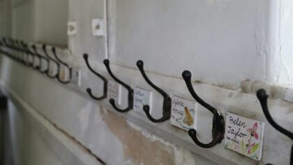 Kaip ant sienų pakabinti mažus daiktus be didelių lentynų? Idėjos jaukesniam ir tvarkingesniam būstui