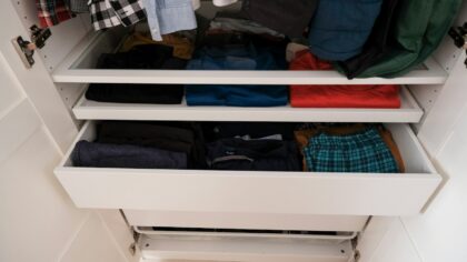 Kaip ant spintų ir aukštų lentynų laikyti daiktus, kad jie nedulkėtų ir būtų lengvai pasiekiami
