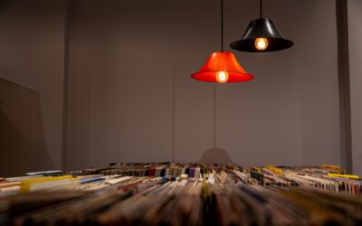 Kaip atsigauna vinilinių plokštelių kultūra Lietuvoje? Nuo sendaikčių iki naujos kartos klausymosi ritualų