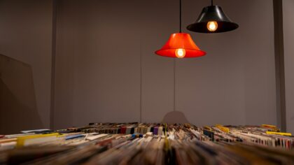 Kaip atsigauna vinilinių plokštelių kultūra Lietuvoje? Nuo sendaikčių iki naujos kartos klausymosi ritualų