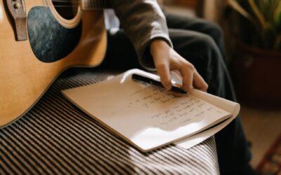 Kaip atsiranda dainos, kurias niūniuojame gatvėje? Nematoma šiuolaikinės muzikos kūrimo virtuvė