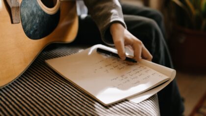 Kaip atsiranda dainos, kurias niūniuojame gatvėje? Nematoma šiuolaikinės muzikos kūrimo virtuvė