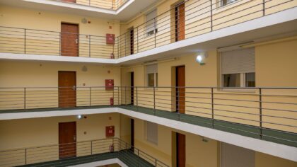Kaip draugiškai gyventi su kaimynais daugiabutyje? Maži sprendimai ramesniam bendrabūviui