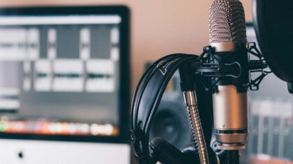 Kaip gimsta radijo dokumentika, kurią norisi klausyti iki galo? Pasakojimų virtuvė iš arti