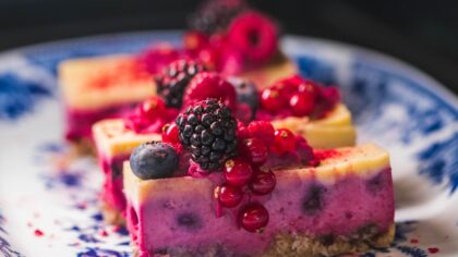 Kaip iš šaldytų uogų iškepti drėgną pyragą be tešlos pliurės? Patikimas receptas namams
