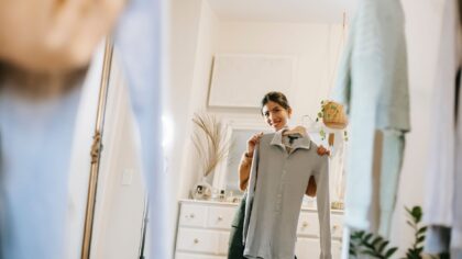 Kaip išnaudoti vieną spalvą visame garderobe? Praktinis kapsulinio monochromo gidas